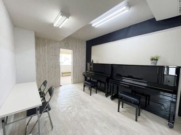 レンタルスペースALBE 名駅ピアノ連弾練習室(C)の室内の写真