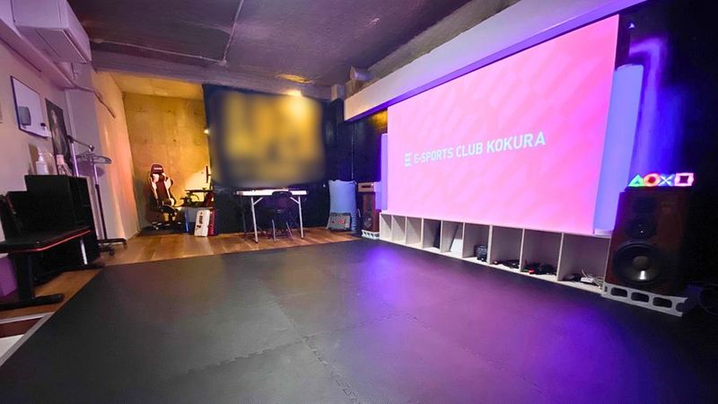 マットが敷かれているのでソファーを使用しゴロゴロ出来ますよ🤗 - E-SPORTS CLUB KOKURA ゲーム・パーティースペースの室内の写真
