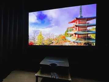 プロジェクターなのにテレビ並みの明るさと鮮やかさ - ソフトタウン青山 🍫ChocolatSuiteTheater🎬💕🚃外苑前の設備の写真