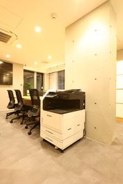 1Fの複合機もご利用いただけます。 - U-make南品川 U-make workspace　B1F会議室の設備の写真
