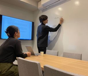 モニター右側の壁がホワイトボードとなっております！ - U-make南品川 U-make workspace　B1F会議室の設備の写真