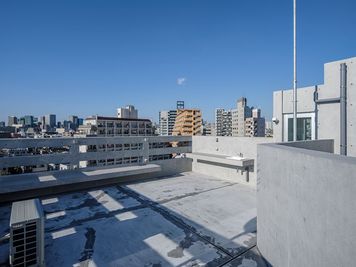 屋上 - U-make南品川 U-make workspace　B1F会議室の設備の写真