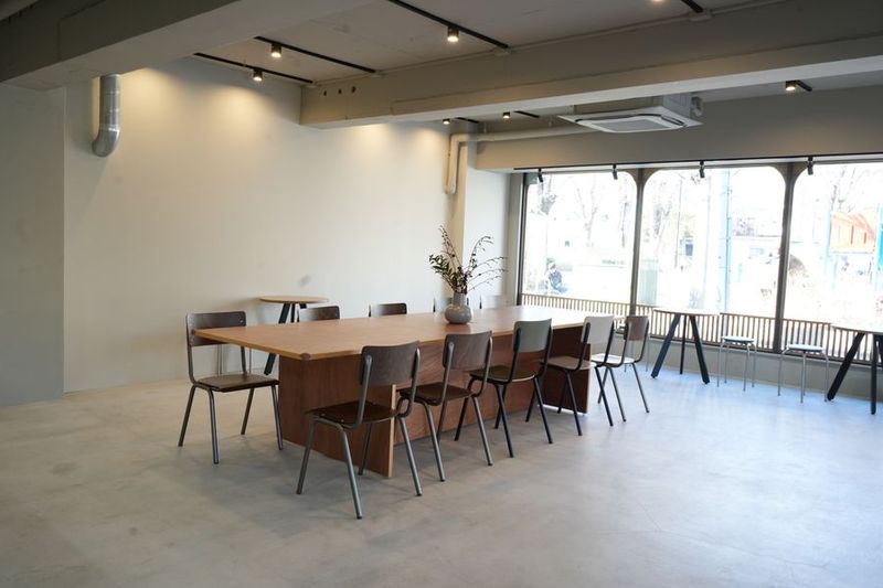 10人掛けの大テーブル - NEYO KOENJI  NEYO KOENJI カフェ併設スタジオの室内の写真