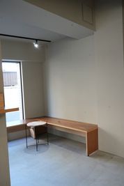 コの字のサイドテーブルスペース - NEYO KOENJI  NEYO KOENJI カフェ併設スタジオの室内の写真