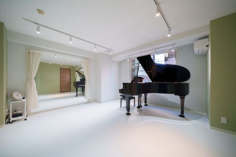 C3Aのグランドピアノと大きなバレエ鏡が使いやすい - ミュージックプラットフォーム三軒茶屋の室内の写真