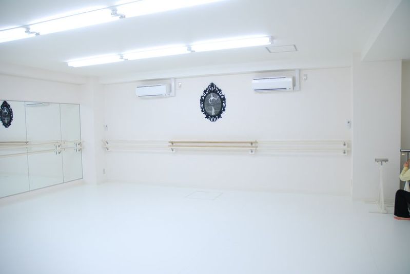 80平米の白いバレエスタジオ - BRSスタジオ BRSバレエスタジオの室内の写真