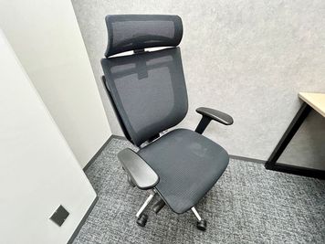 【椅子はキャスター付でブース内でも快適】 - エキスパートオフィス横浜 203の室内の写真