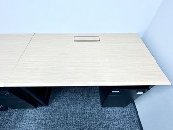 【ブース内の机はPC作業にちょうど良いコンパクトサイズです】 - エキスパートオフィス横浜 203の室内の写真