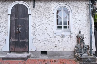 倉庫ドアとアンティーク立水栓 - 千駄木ヴィンテージスタジオ 【商用写真撮影】外観も撮影できる本格的洋館撮影スタジオ の室内の写真