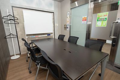 6人用のシンプルな会議室（防音設備はございません） - リモートベースroom1の室内の写真