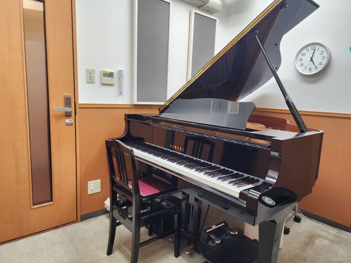 ヤマハグランドピアノC1が入っています。 - ヤマハミュージックリテイリング浜松店　入野センター グランドピアノ部屋　S1教室の室内の写真