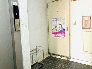 1階エレベーター横、学研教室のポスターが目印 - レンタルスペース（合同会社NETS） 個室の入口の写真