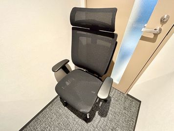 【椅子はキャスター付でブース内でも快適】 - エキスパートオフィス横浜 【閉店】102の室内の写真