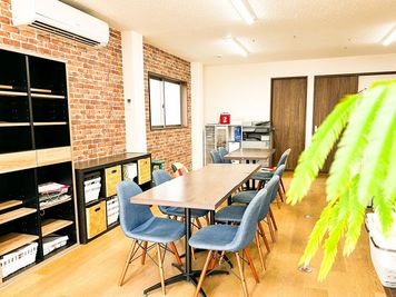 横浜市認定【駒岡5丁目レンタルサロン】着席10名/Wi-Fi電源完備/スタッフ常駐/趣味サークル・写真撮影・ママ会・飲食OK🍕 - 駒岡つながるサロン