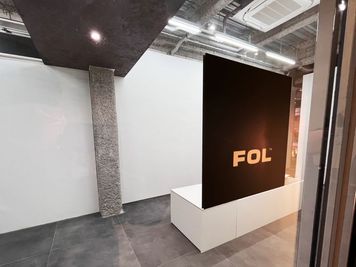 - 明治通り沿い路面店　- 広々とした56㎡超のスペース LEDビジョン付！展示会・ポップアップ向け2階路面スペースの入口の写真