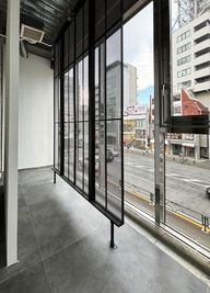 大型LEDビジョン - - 明治通り沿い路面店　- 広々とした56㎡超のスペース LEDビジョン付！展示会・ポップアップ向け2階路面スペースの室内の写真