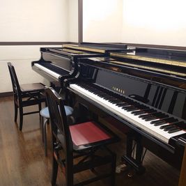 ヤマハミュージック浜松中央センター グランドピアノ防音部屋 S1教室の室内の写真