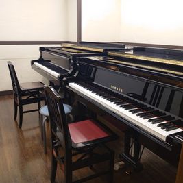 浜松中央センター グランドピアノ防音部屋 S1教室の室内の写真