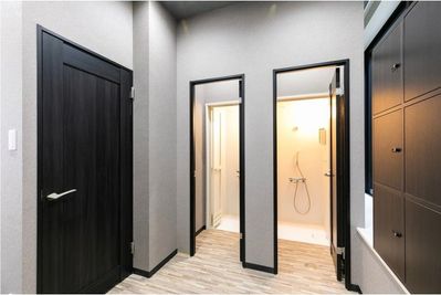 男性女性それぞれのロッカーにシャワールームの設備がございます。 - Relax one K渋谷 Relax one K渋谷｜マットスペース🤸ヨガ🧘の室内の写真
