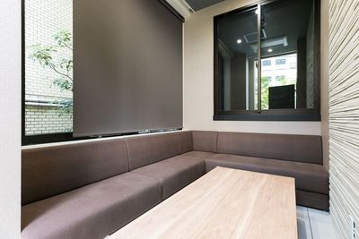 メインカフェスペースの個室です。
※ご利用頂く場合、カフェスペースの貸切が必要です。 - Relax one K渋谷 Relax one K渋谷｜マットスペース🤸ヨガ🧘の室内の写真