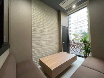 メインカフェスペースの個室です。
※ご利用頂く場合、カフェスペースの貸切が必要です。 - Relax one K渋谷 Relax one K渋谷｜マットスペース🤸ヨガ🧘の室内の写真