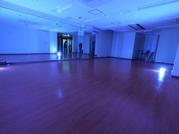LED照明貸し出し可 - リアクション2MANA 全身鏡ありダンススタジオの室内の写真
