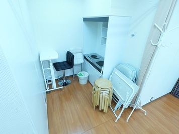 椅子×12脚、ミニテーブル×1台 - リアクション2MANA 全身鏡ありダンススタジオの室内の写真
