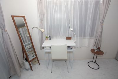 デスクワークとしても使えます - レンタルサロンCOTAの室内の写真