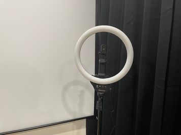 撮影用のリングライトあります。 - アクティブシアター野々市店 大きなスクリーンのあるレンタルスペースの設備の写真