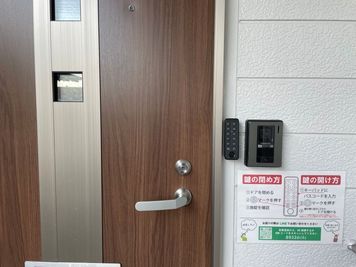 アクティブシアター野々市店 大きなスクリーンのあるレンタルスペースの入口の写真