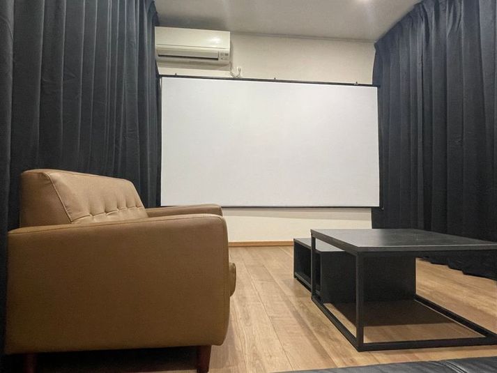 大きなスクリーンのあるレンタルスペース - アクティブシアター野々市店