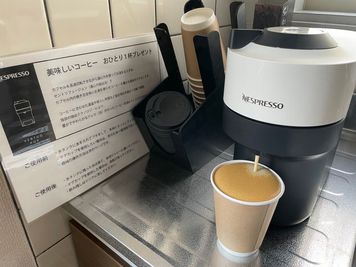 美味しいコーヒーあります。紙コップやマグカップ、スプーンをご用意しております。遠心力抽出により、フワフワ泡のリッチなコーヒーをお楽しみください。 - アクティブシアター野々市店 大きなスクリーンのあるレンタルスペースの設備の写真