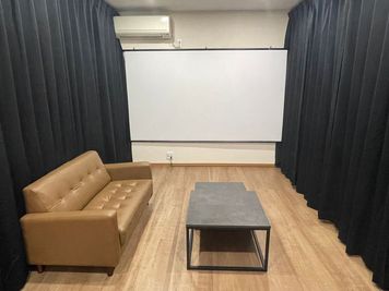 アクティブシアター野々市店 大きなスクリーンのあるレンタルスペースの室内の写真