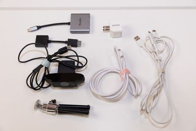 各種充電ケーブル・三脚カメラ・USB-C⇄HDMIアダプタ - リモートベースroom4 リモートベースroom４の室内の写真