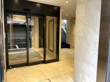 自動ドアに入らず右手の階段で地下へ - studio 101 レンタルスタジオ１の入口の写真