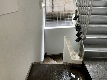 こちらの階段で地下へ - studio 101 レンタルスタジオ１の入口の写真