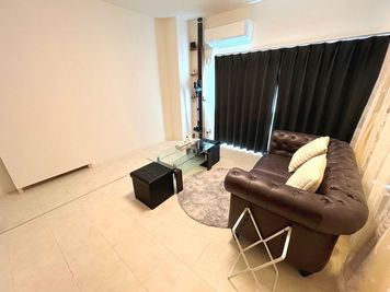 チェスターフィールド二人掛け。撮影に最適。 - 女性専用　アメニティ東桜２F 【リバーリッチ】アメニティ東桜2F　女性専用の室内の写真