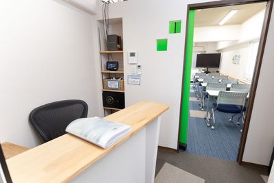 ソロワークスペースと会議室の位置関係 - リモートベースroom5の室内の写真