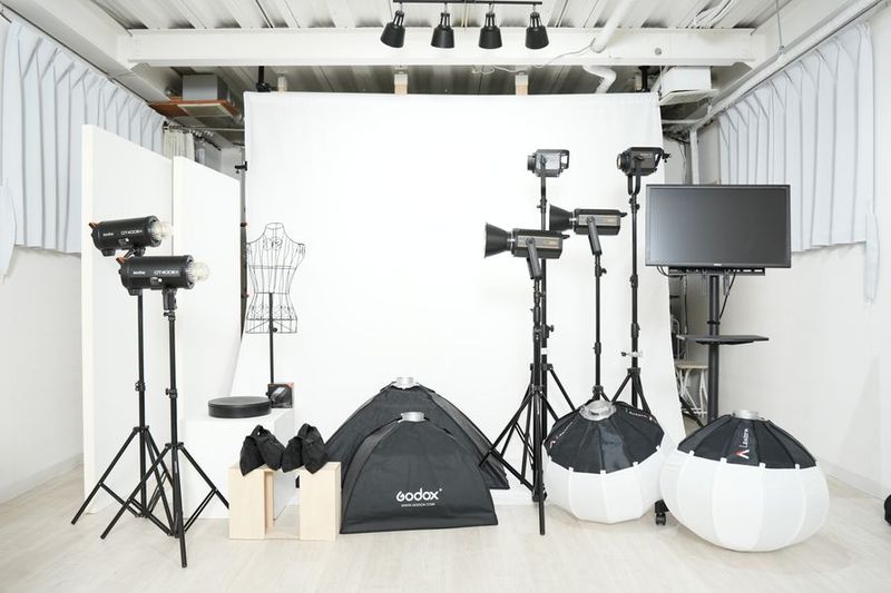 これらの照明機材全て無料でレンタルが可能です。 - 撮影スタジオ「スタジオぶぶ」の設備の写真