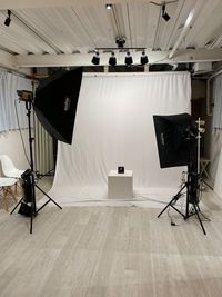 背景布に白サイコロを置いて、ソフトボックス大・小を付けたLED照明での撮影 - 撮影スタジオ「スタジオぶぶ」の設備の写真