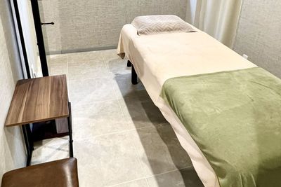 高さを調整できる電動ベッドだから、施術がしやすく体の負担なし！ - 銀座  シェアサロン SHARELO シェアサロンSHARELO 銀座店【ROOM2】の室内の写真