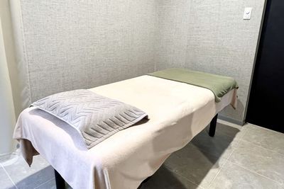 【個室】電動施術ベッド完備 - 銀座  シェアサロン SHARELO シェアサロンSHARELO 銀座店【ROOM2】の設備の写真