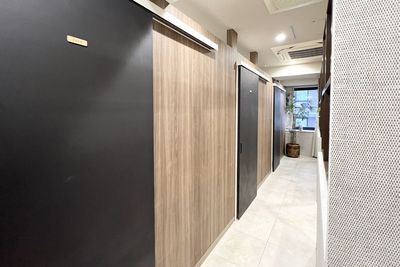 左側個室ブース真ん中[ROOM]利用可能 - 銀座  シェアサロン SHARELO シェアサロンSHARELO 銀座店【ROOM2】の入口の写真