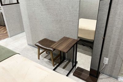 電動施術ベッド・ホットキャビ・ロッカー・全身鏡・ラック・テーブル・椅子・丸椅子・ワゴンあり - 銀座  シェアサロン SHARELO シェアサロンSHARELO 銀座店【ROOM2】の設備の写真