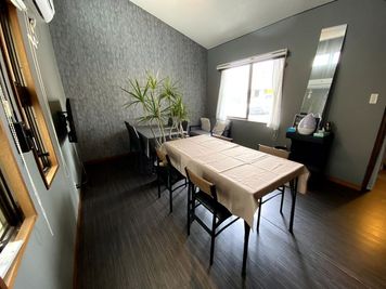 アラハビーチ徒歩1分。住宅街にある隠れ家的お店の一室で完全個室！Wi-Fiも完備！ドリンクオーダーも可！ - NORTH GRACE
