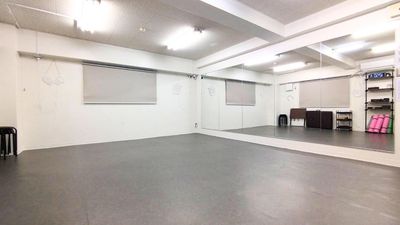 約5メートルの大型鏡！ - シェア・スタジオBluebird《三宮スタジオ》 レンタルスタジオの室内の写真