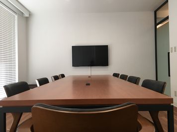 ドルフィンKOTO 本社ビル ９人着席可能な大きめの会議室の室内の写真