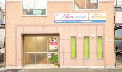 建物1階正面入り口からお入りください - 駒岡つながるサロン 【綱島/鶴見】地域交流 駒岡5丁目レンタルスペースの外観の写真