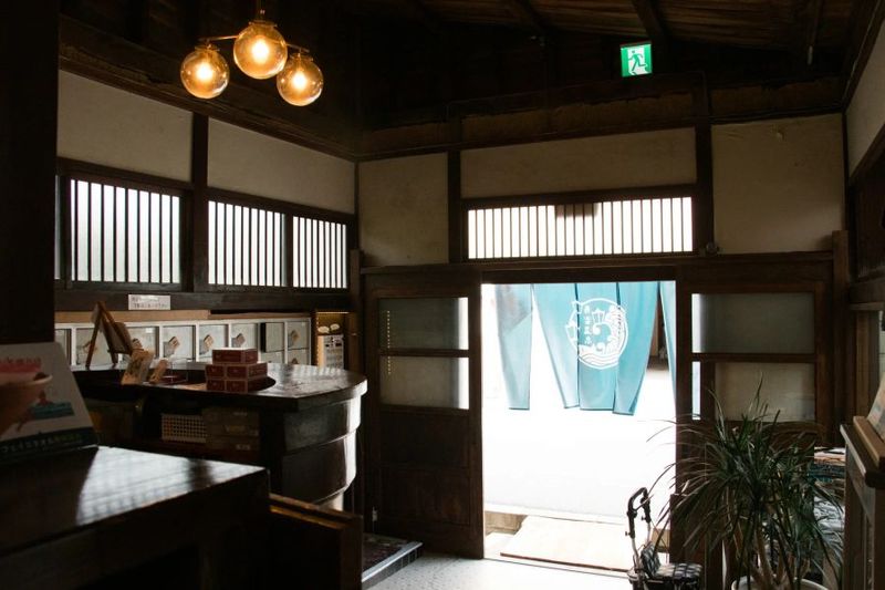 広い土間とフロント型の番台。オリジナル暖簾が風に揺れるところに風情を感じます。 - 寿楽温泉 寿楽温泉 1階レンタルの室内の写真