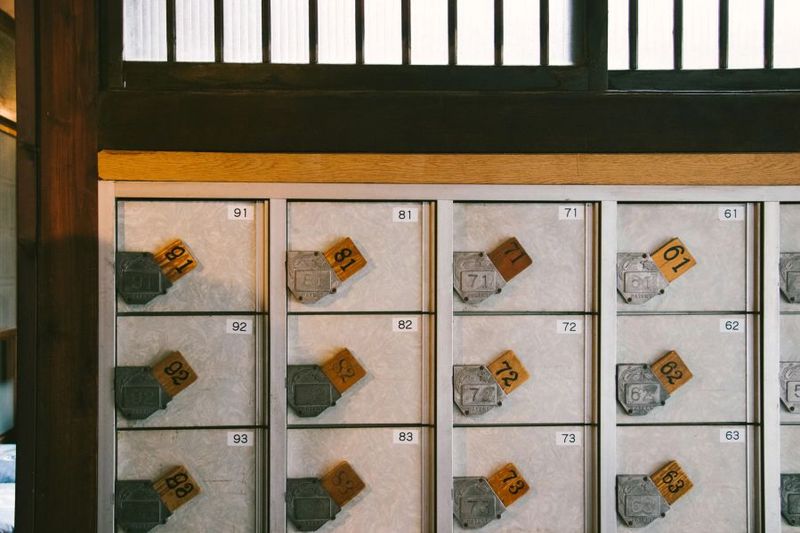 創業当時のままの靴箱。鶴と亀が描かれています。 - 寿楽温泉 寿楽温泉 1階レンタルの室内の写真